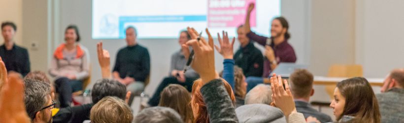Anstoßen auf die Gründung der Genossenschaft