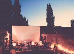 i-Freiluftkino_Pompeji_-_Open_Air_am_Ostkreuz_-_Leinwand_und_Konzertbühne.jpg